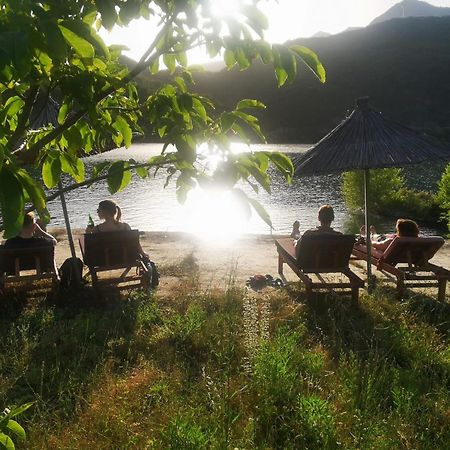 Agroturizem Hotel Vila Franceze Koman Bagian luar foto