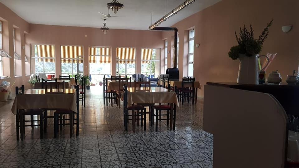 Agroturizem Hotel Vila Franceze Koman Bagian luar foto