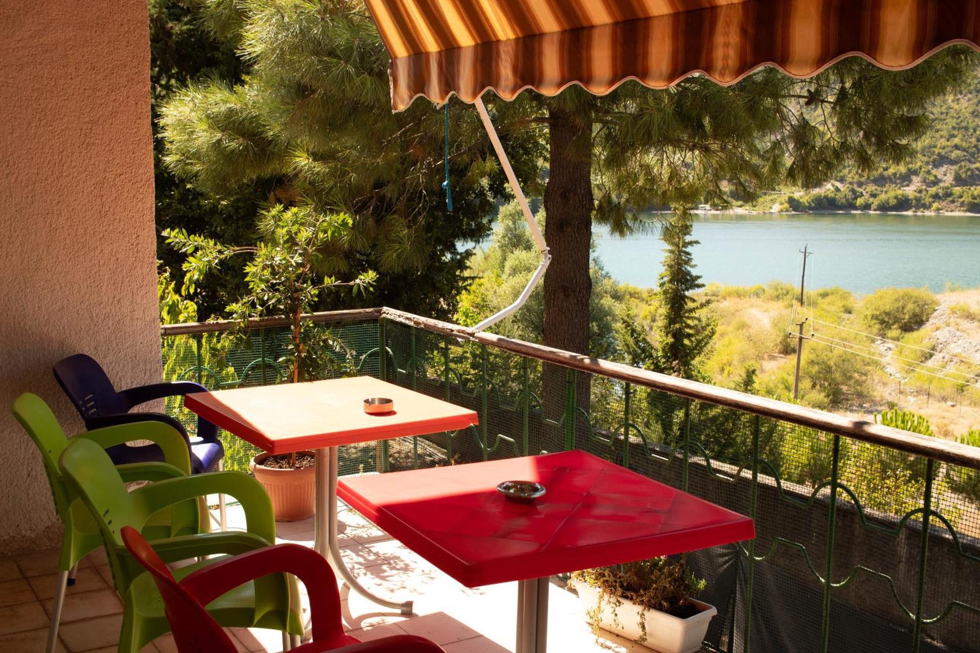 Agroturizem Hotel Vila Franceze Koman Bagian luar foto