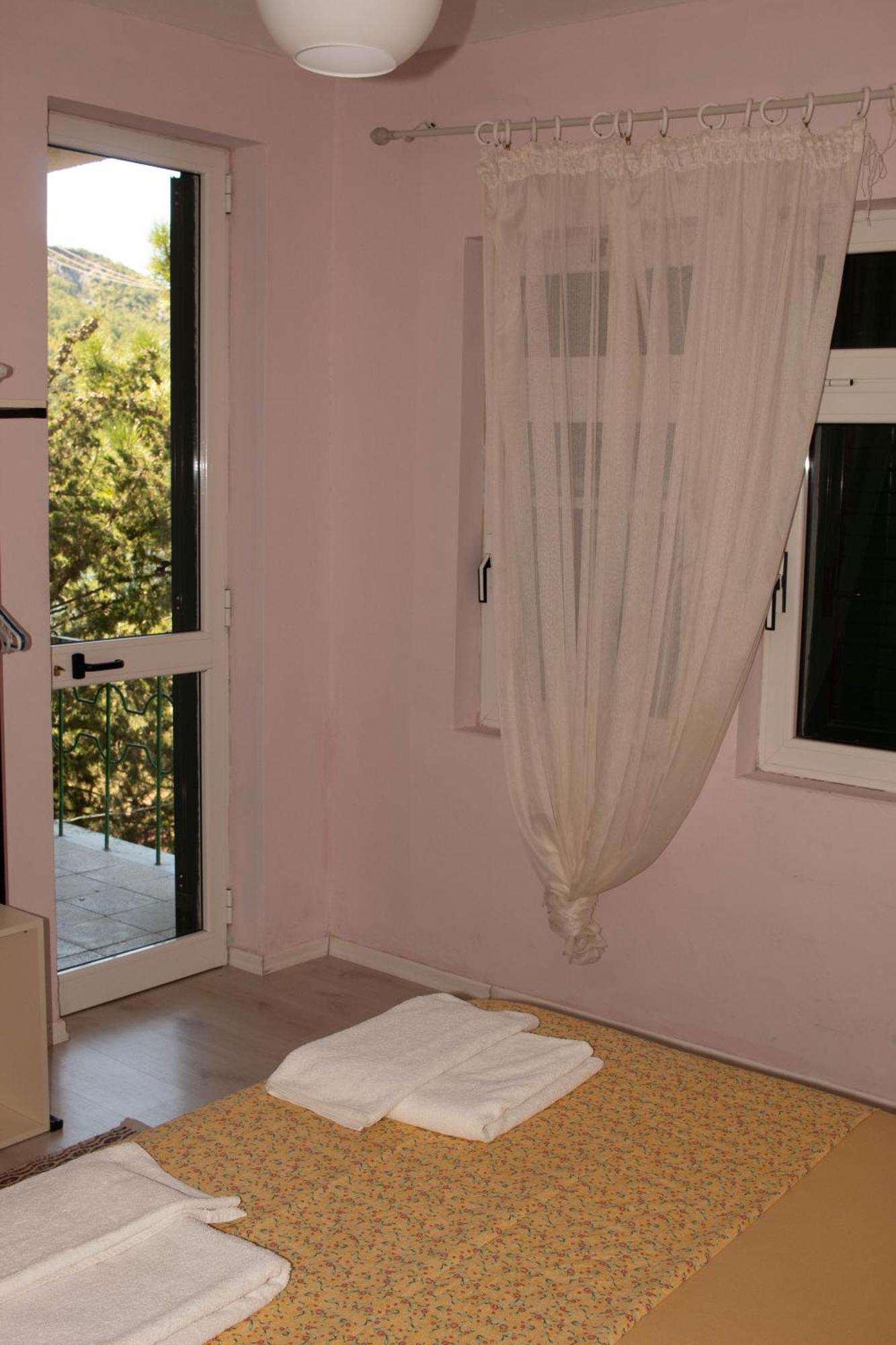 Agroturizem Hotel Vila Franceze Koman Bagian luar foto